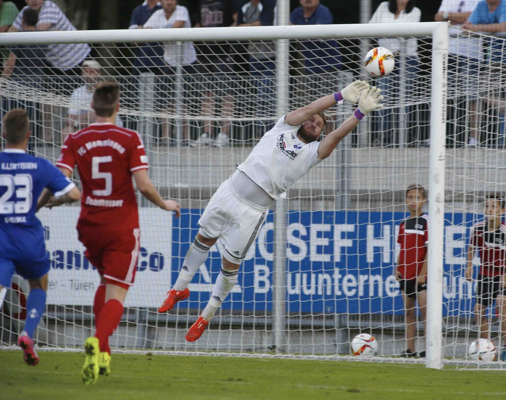 Fussball Regionalliga Bayern FC Memmingen, rote Trikots, gegen FV Illertissen, blaue Trikots Das 2:1 für Memmingen. Patrick Rösch im Illertisser Tor kann den Freistoss von Andreas Mayer nicht festhalten, der Memminger Sebastian Schmeisser, Nr. 5, braucht den Nachschuss nur einschieben. Foto: Ingo Jensen/Jensen Images Jensen Images, Conrad-Paumann-Strasse 4, 87740 Buxheim, Germany, Telefon +49 (0) 8331/99188-20, info@jensen-images.com, Bankverbindung: Konto-Nr. 212100, Sparkasse Memmingen, BLZ 73150000, MwSt: 19 %, Steuernummer 138/233/20161, VAT: DE177559861, International bank account: iban: DE12731500000000212100, swiftcode: BYLADEM1MLM, Sparkasse Memmingen-Lindau-Mindelheim, VAT: DE177559861 Redaktionelle Verwendung erlaubt. Jede Veroeffentlichung ist honorapflichtig, wobei die Art der Verwendung und das Mindesthonorar in den BDZV/DJV-Verguetungsregelungen geregelt ist. +++ Only editorial use is allowed on payment of a publication fee.