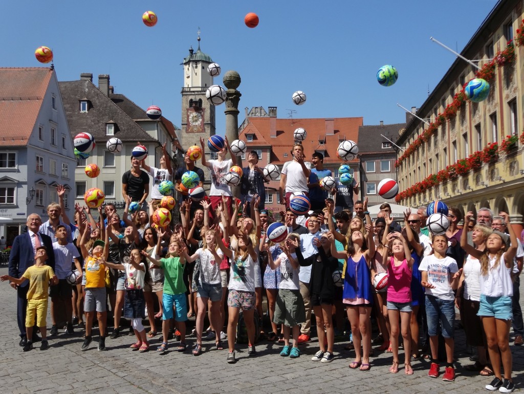 Große Freude bei der Auszeichnung der besten Sportlerinnen und Sportler von Memmingens Schulen: Für die herausragenden Ergebnisse überreichte Oberbürgermeister Dr. Ivo Holzinger neue Basket-, Volley- und Fußbälle (Foto: Alexandra Wehr/ Pressestelle