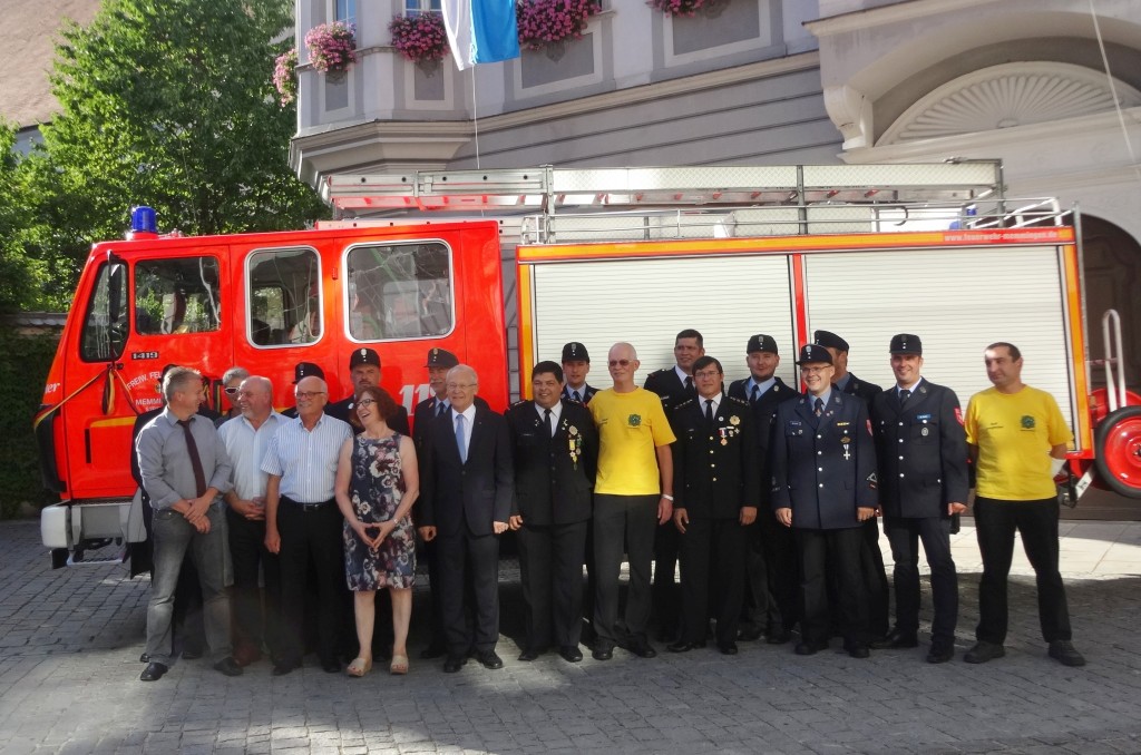 Die Vertreter der Stadt Memmingen, der Feuerwehren Steinheim, Eisenburg und Memmingen, der paraguayischen Feuerwehr und des Vereins "Freunde Bomberos" vor dem Löschgruppenfahrzeug.