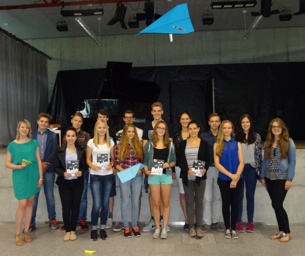 Die Schüler des P-Seminars mit ihrer Leiterin Sarah Knippel. Fotos: Sonnleitner