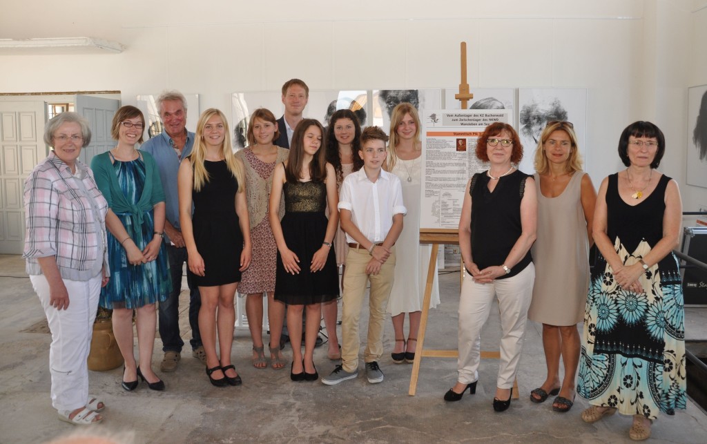 (Von links): Jutta Fischer, Oberbürgermeisterin  Eisleben, Maria Karl, Lehrerin  Vöhlin-Gymnasium, Historiker Dr. Harmut Lauenroth, Hanna Schachenmayr, Jana Ruf, Andreas von Kietzell, Lehrer Vöhlin-Gymn., Annalena Walz, Sarah Honold, Jonas Herrmann, Teresa Pfleger, Memmingens Bürgermeisterin Margareta Böckh und die Beauftragten für Städtepartnerschaften Alexandra Störl und Maria Hahn umrahmen die vom Team des Vöhlin-Gymnasiums erstellte Gedenktafel für den ehemaligen Memminger Hautarzt Dr. Heinz Nöhricke. Foto: Pressestelle Lutherstadt Eisleben.