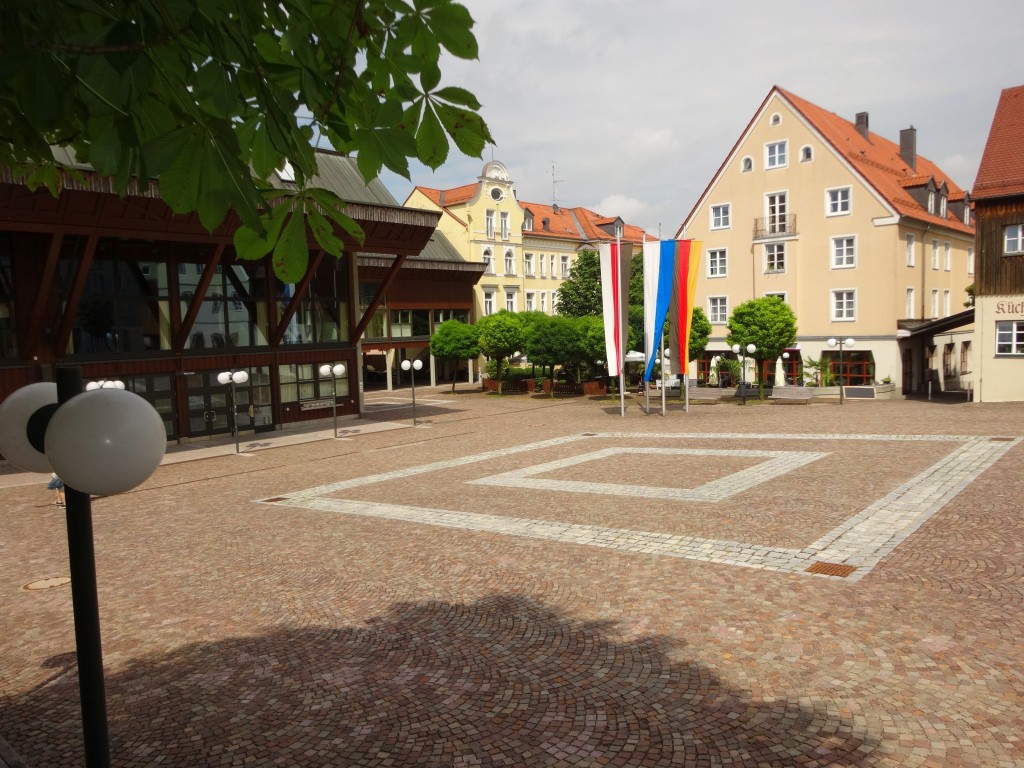 Der Stadthallenvorplatz erhält ab Oktober einen geschichtsträchtigen Namen. Foto: Sonnllitner
