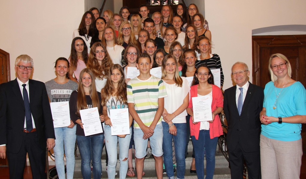 35 Schülerinnen und Schüler des Vöhlin-Gymnasiums (Foto auf der Rathaus-Treppe), 15 Schülerinnen und Schüler der Sebastian-Lotzer-Realschule und zwei Schülerinnen der Jakob-Küner-Wirtschaftsschule haben sich ehrenamtlich engagiert. Geleitet wurde das Projekt von Claudia Rau von der Freiwilligenagentur „Schaffenslust“ (links auf dem Foto in der Rathaushalle) (Fotos: Wehr/Pressestelle der Stadt)