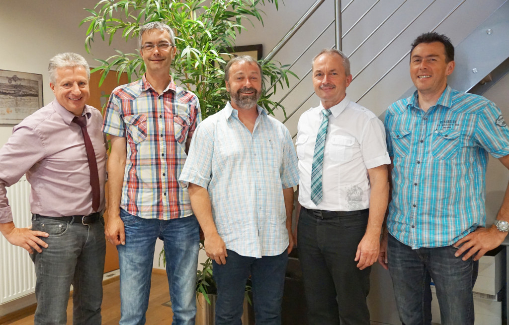 Der neue/alte Vorstand der Zimmerer-Innung Memmingen-Mindelheim: Obermeister Hermann Rehklau (2.v.r.) mit seinem Stellvertreter Jürgen Kolb (Mitte) und den Vorstandsmitgliedern Helmut Henle (rechts) und Karl Epple (2.v.l.) sowie Gottfried Voigt (links), Geschäftsführer der Innung und der Kreishandwerkerschaft Memmingen-Mindelheim.                Foto: prb