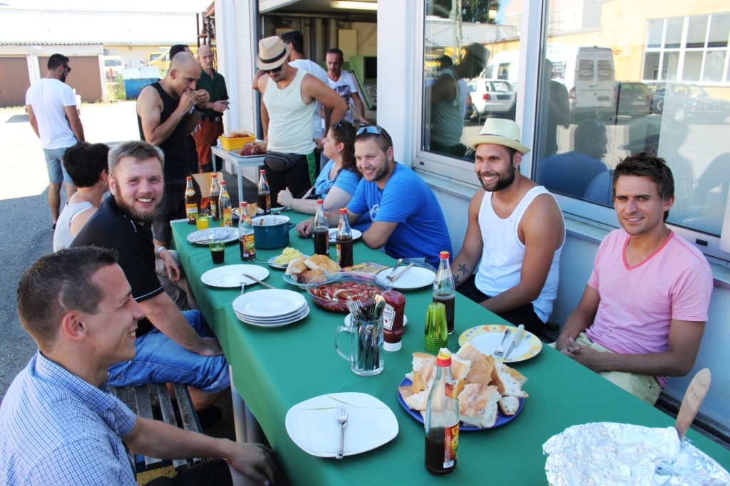 Grund zum Feiern aufgrund der guten Leistungen in der ersten Hälfte der Umschu-lung gab es bei einem kleinen Sommerfest. Im Innenhof des Bildungsträgers Quan-tum, der die Maßnahme durchführt, wurde der Grill angeschürt.