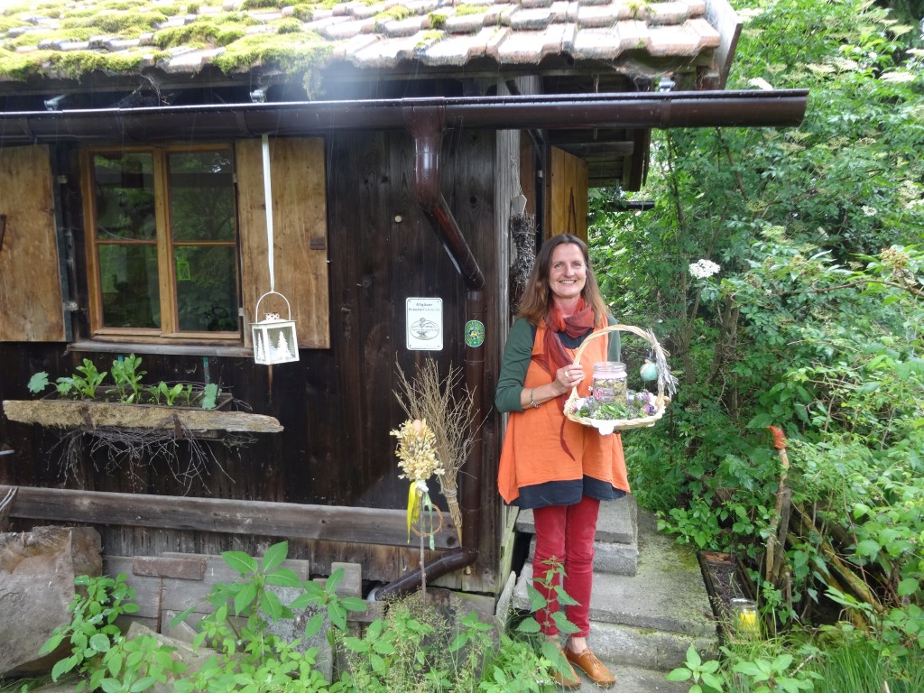Die ALlgäuer Kräuterführerin Rosina Bartenschager vor der Hollehütt'. Foto: Sonnleitner