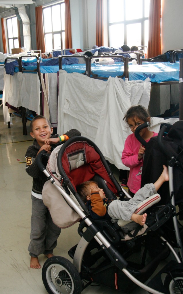 Zahlreiche Kinder sind mit ihren Familien am Wochenende in der Not-Erstaufnahmeeinrichtung auf dem Gelände des Allgäu Airports in Memmingerberg angekommen. Im Laufe der Woche werden sie in Unterkünfte in Bayern oder auf andere Bundesländer verteilt. Foto: Stefanie Vögele/Landratsamt Unterallgäu