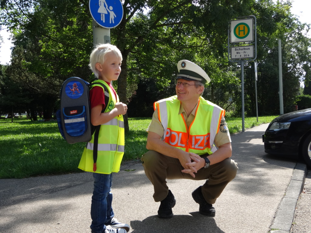 Gemeinsam mit Manfred Guggenmos von der Polizeiinspektion Memmingen Linus erprobt Linus seinen Schulweg. Foto: Sonnleitner