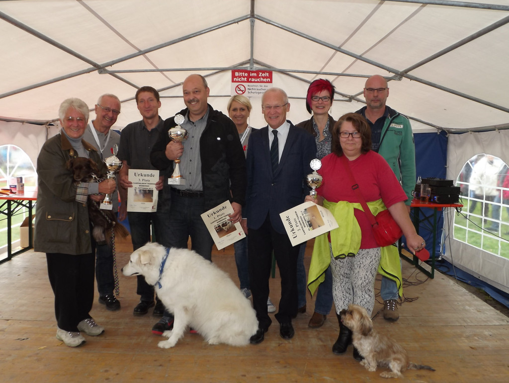 die Jury und die ersten drei Plätze der Zamperl Show. von links:Irmgard Geiß mit Susi, 3.Platz, Vorsitzender des Tierschutzvereins Wolfgang Courage,Tierarzt und stellv. Vorsitzender Dr. Martin Hofmann, Thorsten Bauder mit Nicky, 1. Platz, Jury- und Vereinsmitglied Daniela Thiel, Schirmherr Oberbürgermeister Dr. Ivo Holzinger, Stadträtin Petra Beer, Claudia Sauter mit Merlin, 2. Platz, Moderator und Hundeausbilder bei der Polizei, Stephan Zoller