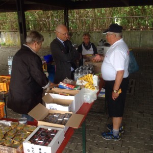 Dr. Holzinger bei der Essensausgabe