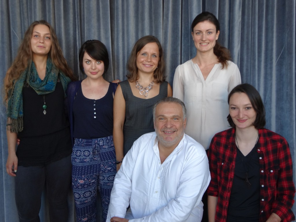 Neue Gesichter am Landestheater sind Maskenbildnerin Alin Akhdar aus Sankt Gallen (links), Regieassistentin Greta Lindermuth aus Villach/Österreich (rechts), Lydia Dinst als Referentin für Gastspielverkauf und Disposition. Dem Publikum bereits bekannt ist Schauspielerin Josephine Bönsch (2.v.l). Anastasia Tichomir, Vertreterin von Lars Kersten im Bereich Presse- und Öffentlichkeitsarbeit, assistiert jetzt der Intendanz. Hahn im Korb ist Gast-Schauspieler Jockel Tschiersch.