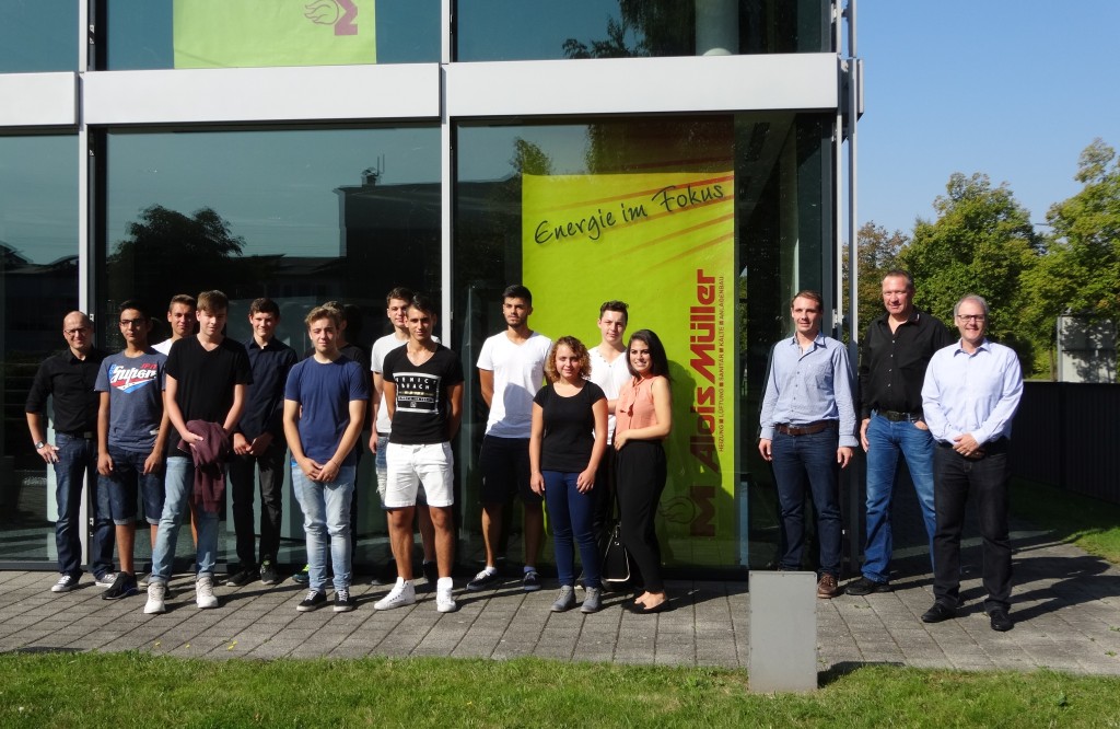 Frisch von der Schulbank und gespannt, was die Ausbildung mit sich bringt: Die neuen Azubis der Müller-Gruppe mit Ausbildungsleiter Alexander Esters (links), Thomas Härle, Personal Finanzen, Steffen Müller und Ulrich Kiechle, Prokurist Müller Service GmbH Foto: Sonnleitner