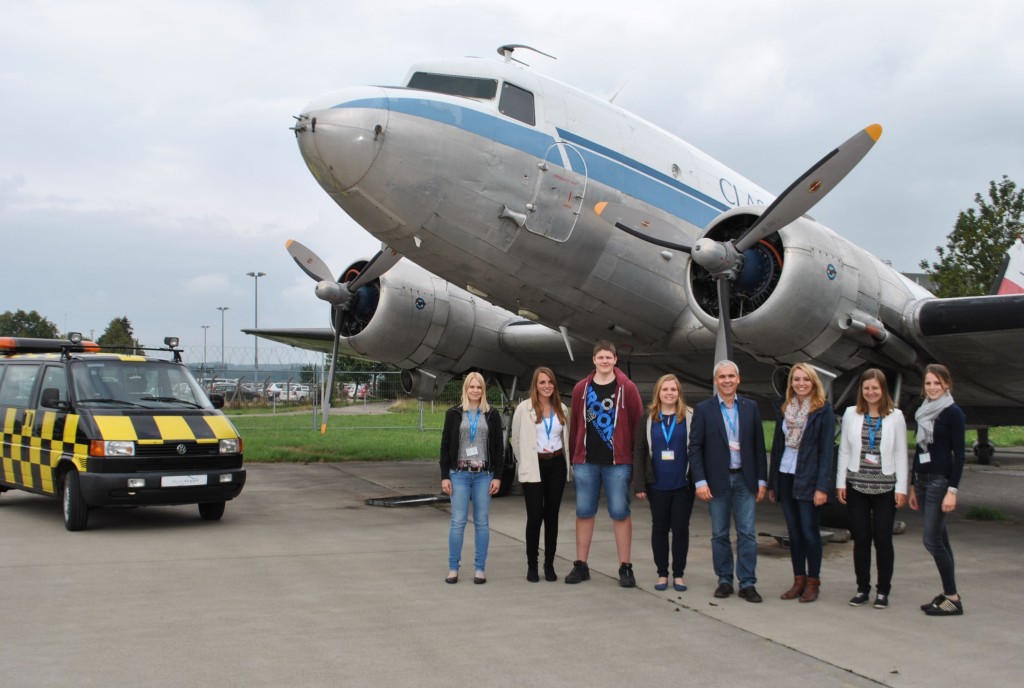 Erfolgreich ins Berufsleben gestartet. Die „neuen“ Auszubildenden des Allgäu Airport mit Geschäftsführer Ralf Schmid. Bild: Allgäu Airport Weitere Informationen unter: www.allgaeu-airport.de