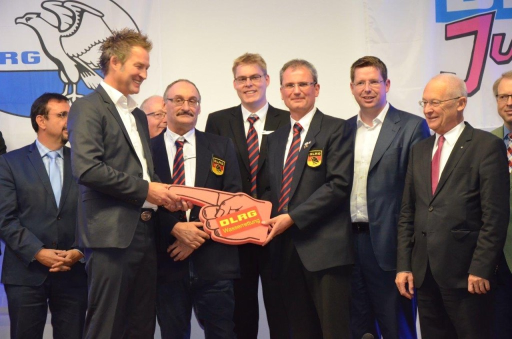 Landtagsabgeordneter Klaus Holetschek, Architekt Frank Hoius, DLRG Landesverbandsarzt Dr. Frank Bertling, Leiter Einsatz DLRG Memmingen/Unterallgäu Anton Wiedergrün, stellvertretender Leiter Einsatz DLRG Memmingen/Unterallgäu Tobias Weimer, 1. Vorsitzender DLRG Memmingen/Unterallgäu Sven Tederahn, Bundestagsabgeordneter Stephan Stracke, Oberbürgermeister Dr. Ivo Holzinger, stellvertretende Landrat Dr. Stephan Winter (v.l.n.r.)