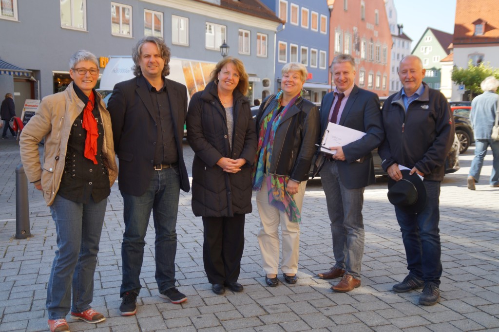 Die Stadträte Heike Essmann (ÖDP), Matthias Ressler (SPD), Maria Schmölzing (CSU),), Corinna Steiger (Grüne), Gottfried Voigt (FW) und Heribert Guschewski (CRB) (v.l.) beraten im Arbeitskreis ÖPNV, wie Memmingen besser vernetzt werden kann.