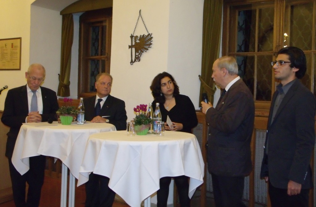 Auf den Bildern sieht man während des Podiumsgesprächs OB Dr. Ivo Holzinger, Comm. Antonino Tortorici, Moderatorin Katrina Dibah-Lavorante, Gerd Böhler ehem. Geschäftsführer des Ausländerbeirates und Djavid Abbassi.