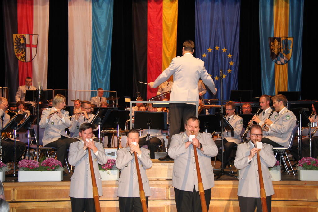 Beim "Garmischer Alphornmarsch" setzt das Musikkorps mit vier Alphorn-Solisten besondere musikalische Akzente.