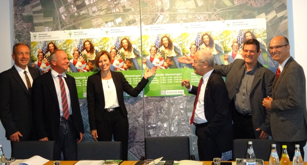 Beim Pressegespräch (von links): Gerhard Miorin (AOK), Jürgen Stopora (Klinikum), Regina Merk-Bäuml (AOK), Oberbürgermeister Dr. Ivo Holzinger, Wolfram Firnhaber (Klinikum) und Michael Birk (Stadt Memmingen) (Fotos: Wehr/ Pressestelle der Stadt Memmingen)