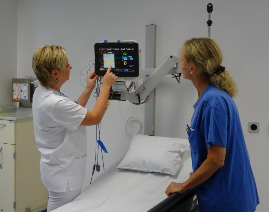 Die Patientenzimmer der Notfallklinik sind mit einem EKG-Überwachungsgerät ausgestattet. Im Bild die Gesundheits- und Krankenpflegerinnen Doris Mösle (rechts) und Julia Baur.