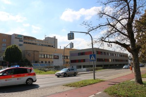 Die neue Notfallklinik des Klinikums Memmingen befindet sich im Erdgeschoss eines 7,2 Millionen Euro teuren Gebäudes (rechts), das zwischen April 2014 und Juni 2015 auf dem Memminger Krankenhausgelände errichtet wurde. Im Obergeschoss sind eine Onkologische Praxis sowie die Bereitschaftsdienstpraxis der Kassenärztlichen Vereinigung untergebracht. Fotos (4): Häfele/Pressestelle Klinikum Memmingen