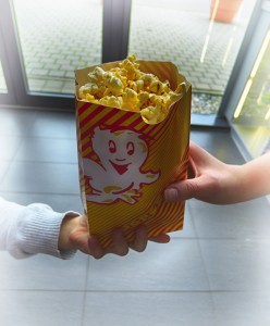 Popcorn im Kino: Wenn Kinder und Jugendliche ins Kino gehen, müssen die Altersfreigaben für die Filme beachtet werden. So sollen die jungen Kinobesucher vor überfordernden Inhalten geschützt werden. (Foto: Cineplex Memmingen)