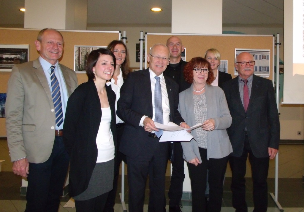 Stadtrat und Projektleiter Manfred Mäuerle, Johanna Herzog von der Stadtplanung, Annegret Michler vom Büro Leuninger & Michler, OB Dr. Ivo Holzinger, 2. Bürgermeisterin Margareta Böckh, Dr. Stefan Leuninger, Silvia Bauhofer, Stadtplanung und den 3. Bürgermeister Werner Häring.