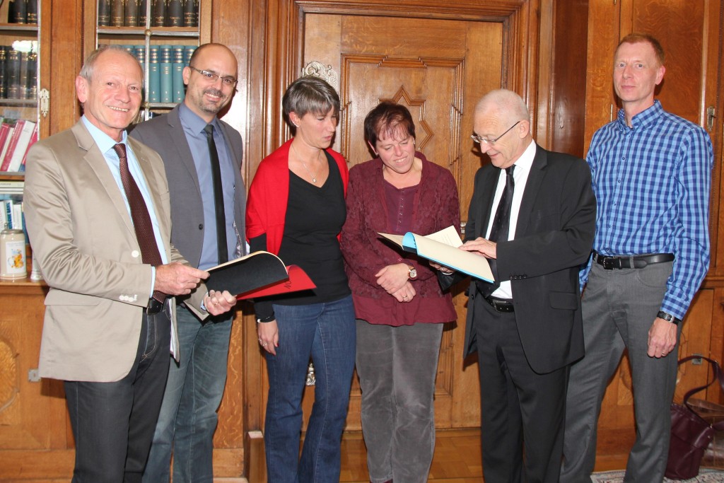 Die Stadt Memmingen  Inklusion einen weiteren Meilenstein geschafft. (v.li.): Sozialreferatsleiter Manfred Mäuerle, Jugendamtsleiter Jörg Haldenmayr, die Hortleiterinnen Carolin Decker (Hort Wartburgweg) und Alexandra Gaisser (Hort Edith-Stein-Schule) sowie Kita-Fachberater Thomas Geyer stellen OB Dr. Ivo Holzinger (2.v.re.) die neue Konzeption für den "I-plus-Hort" vor. (Foto: Mayer/Pressestelle Stadt Memmingen)