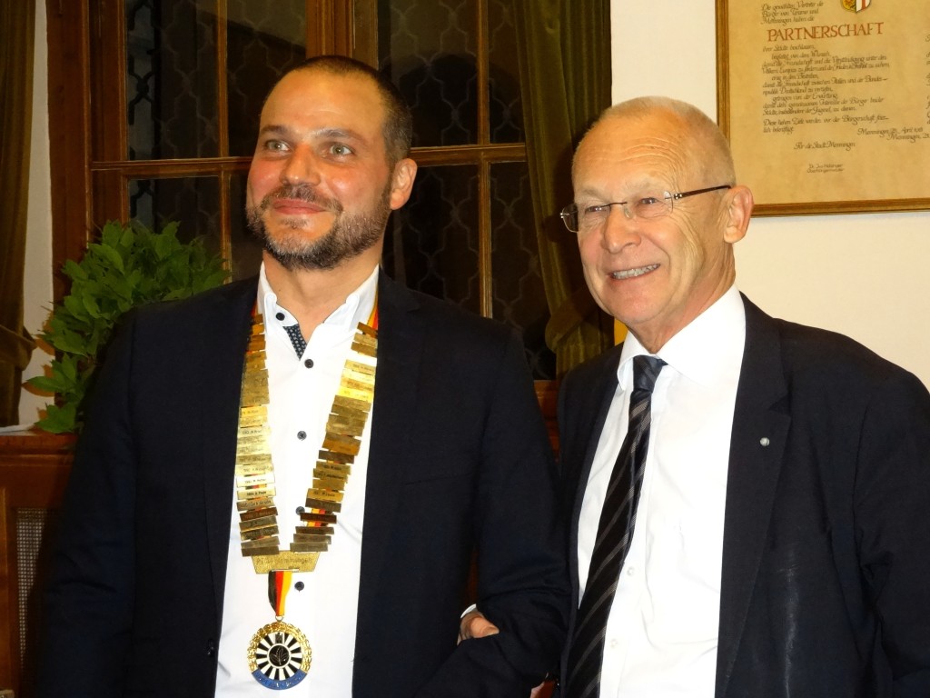 Beck und Holzinger50 Jahre Round Table trägt Präsident Florian Beck (rechts) an seiner Amtskette um den Hals