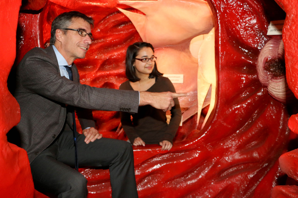 Kardiologie-Chefarzt Professor Dr. Andreas May vom Klinikum Memmingen erklärt Besucherin Annika Siry am begehbaren Herzmodell, wie das Organ aufgebaut ist.
