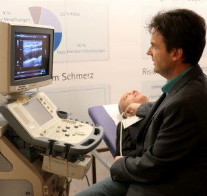 Am Stand der Kardiologie (im Bild Oberarzt Dr. Marcus Siry) konnten die Besucher eine kostenlose Ultraschalluntersuchung der Halsschlagader durchführen lassen.