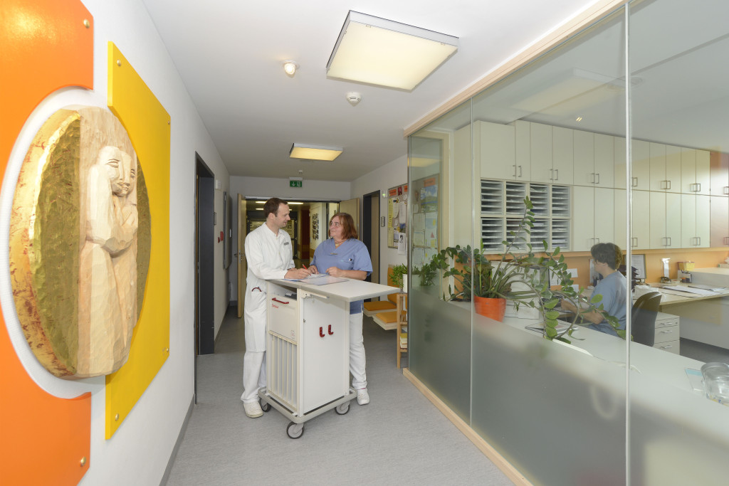 Rund 840 Patienten sind in den vergangenen sechs Jahren auf der Palliativstation im Klinikum Memmingen von Oberarzt Dr. Matthias Missel (links), Stationsleiterin Angela Ludwig (daneben) und einem multidisziplinären Team versorgt worden. Foto: Haas/Klinikum Memmingen