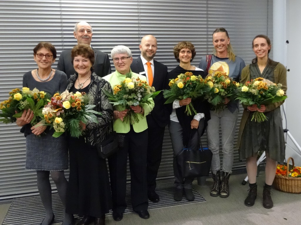 Maria Graf, Gisela Weidlich, Ingeborg Schicht, Simone Braun, Malgorzata Metzeler und Heike Hüttenkofer mit den VR-Bank Vorständen Ulrich Guiard und René Schinke. Foto: Sonnleitner