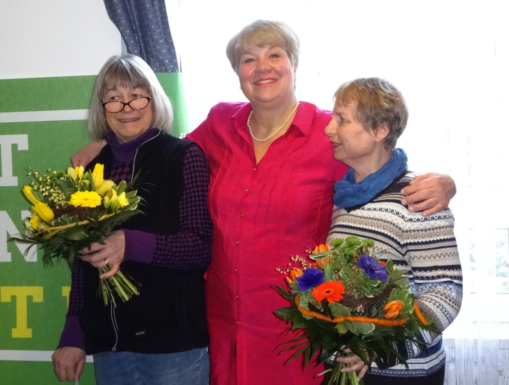 Mit Marlene Schmid-Krammer (25 Jahre) und Renate Thrul (20 Jahre) ehrte Corinna Steiger langjährige Mitglieder des Kreisverbandes. Nicht auf dem Bild: Jochen Diefenthaler (10 Jahre). Fotos. Sonnleitner