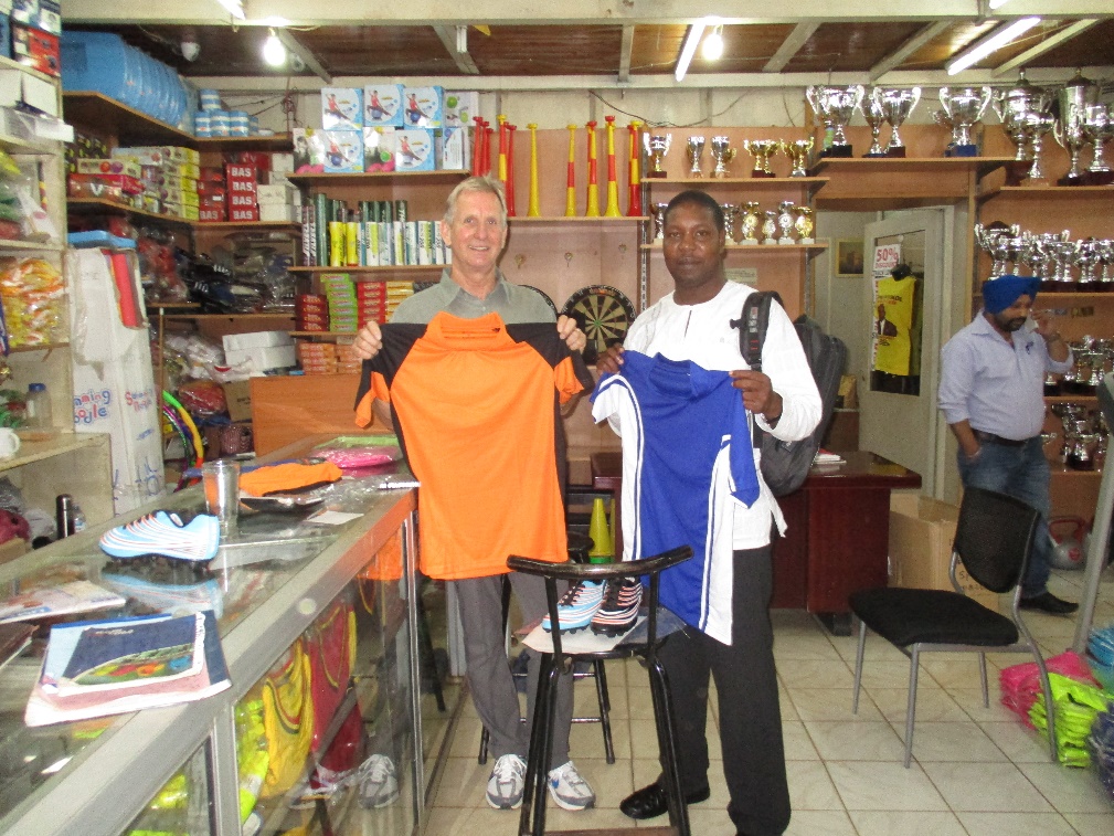 G.Graf und der Direktor von Hosfa beim Kauf der Sportkleidung in Kampala